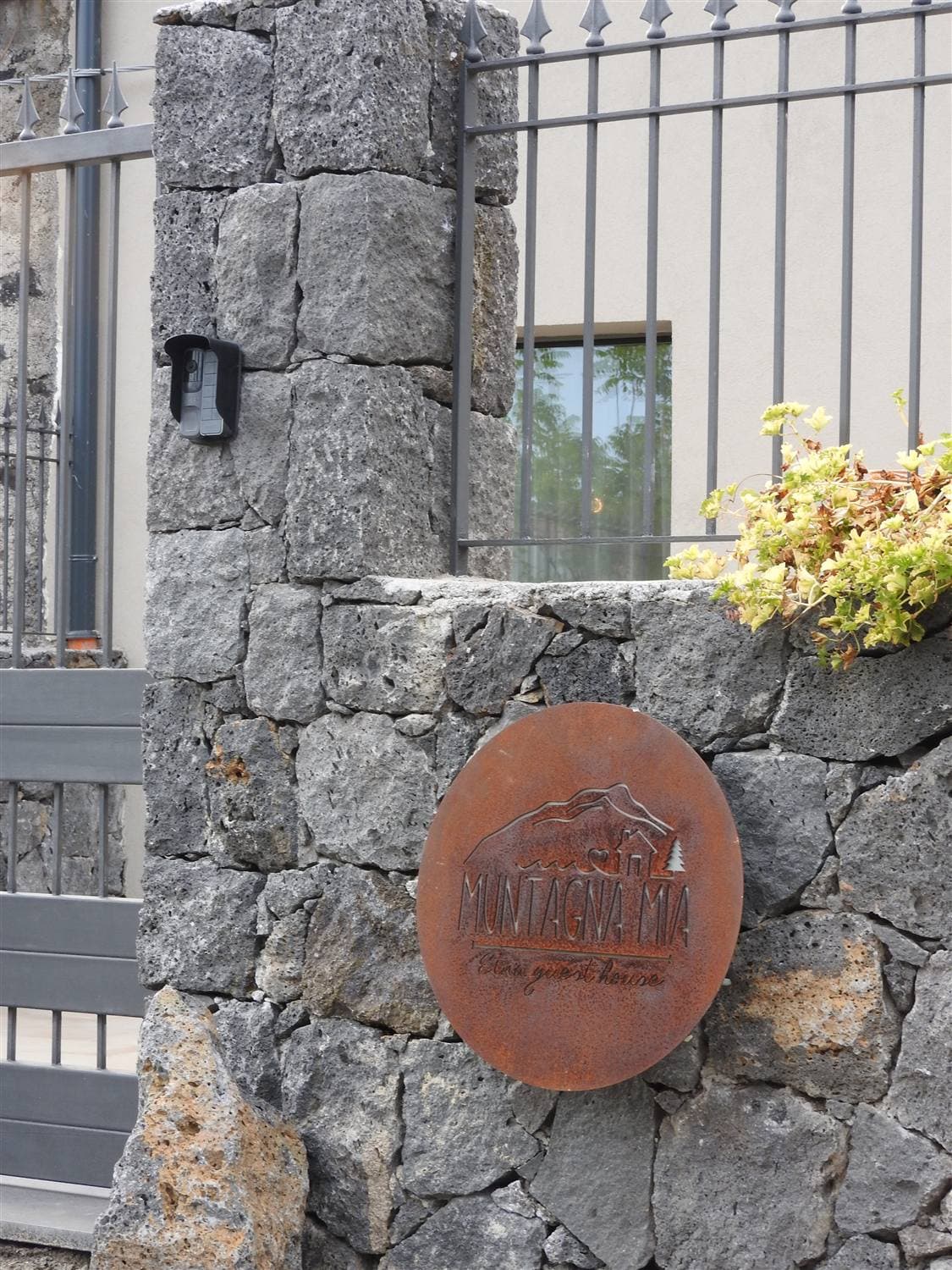 Il cancello di pietra lavica